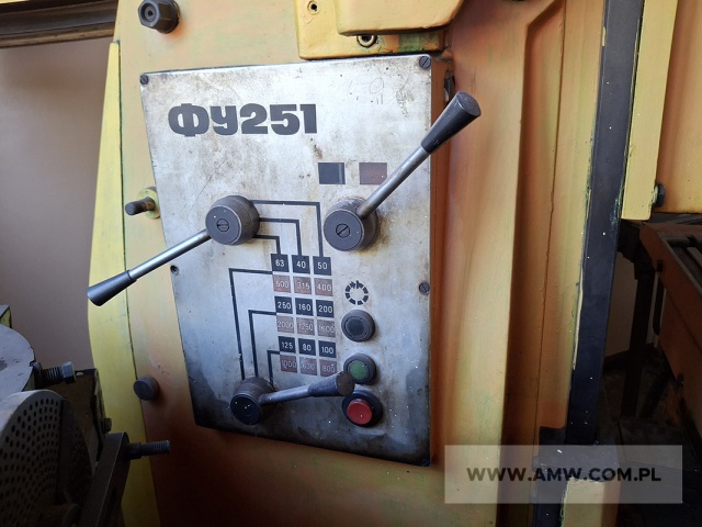 Frezarka uniwersalna FU-251 (moc silnika 4 kW, masa własna około 2000 kg) 